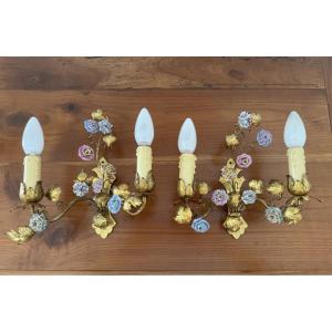 Ancienne paire d'appliques en bronze et laiton ornées de fleurs en porcelaine XX eme Louis XV