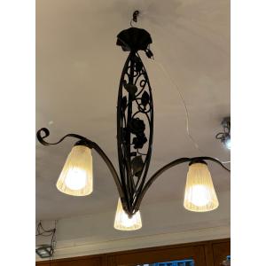 Ancien lustre en fer forgé epoque 1930 art déco à 3 feux avec ses tulipes d' époque en verre 
