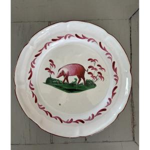 ANCIENNE ASSIETTE EN FAÏENCE DES ISLETTES XIXÈME À DÉCOR D'UN COCHON