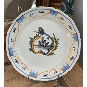 Ancienne assiette en faience Nevers XVIII eme cartouche decor au papillon faïence