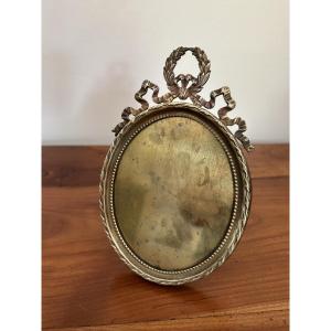 Antique Small Oval Frame Made Of Chiseled Bronze From The Late 19th Century, Featuring A Miniature Photograph Of Napoleon III