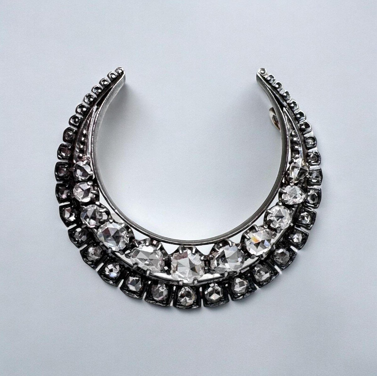 Broche Émail Motif Croissant Amusant - Accessoire Bijou Pour Écharpe, Pull Et Costume - Cadeau Original