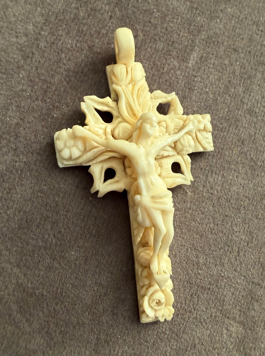 Croix ancienne ivoire de Dieppe 