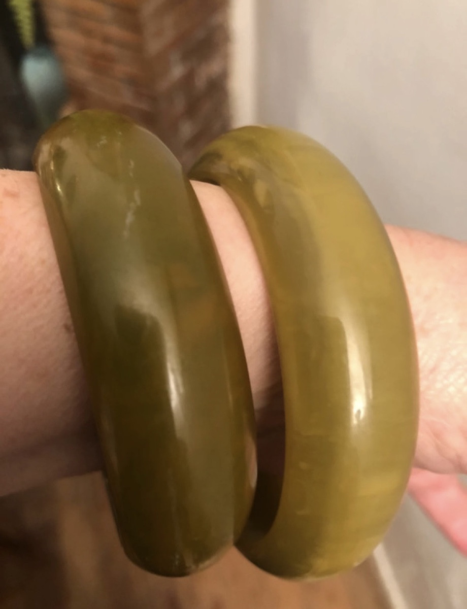 Deux bracelets Bakelite 