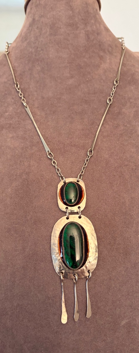 Collier métal  argenté  , émaux 