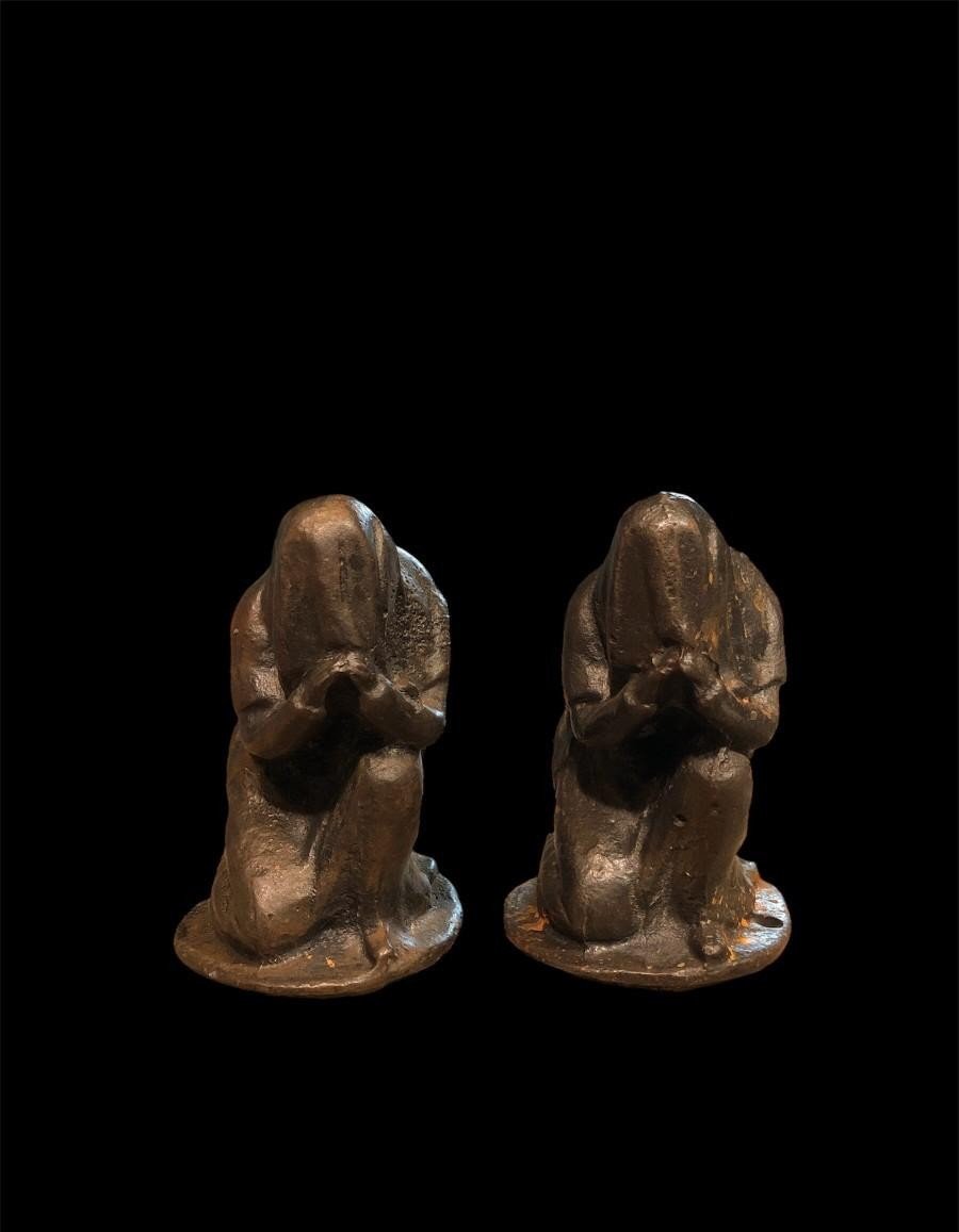 Paire d'hommes priant et encapuchonnés sculptés en fonte - Espagne, c. 1920
