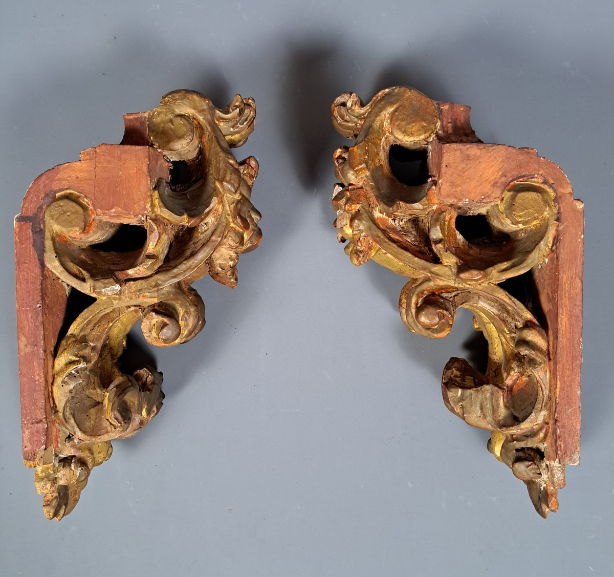 Paire de corbeaux de style baroque en bois doré.-photo-4