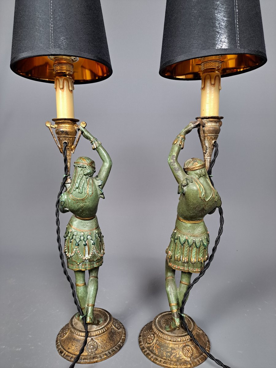 Paire de lampes figurant des sujets féminins à l'égyptienne.-photo-2