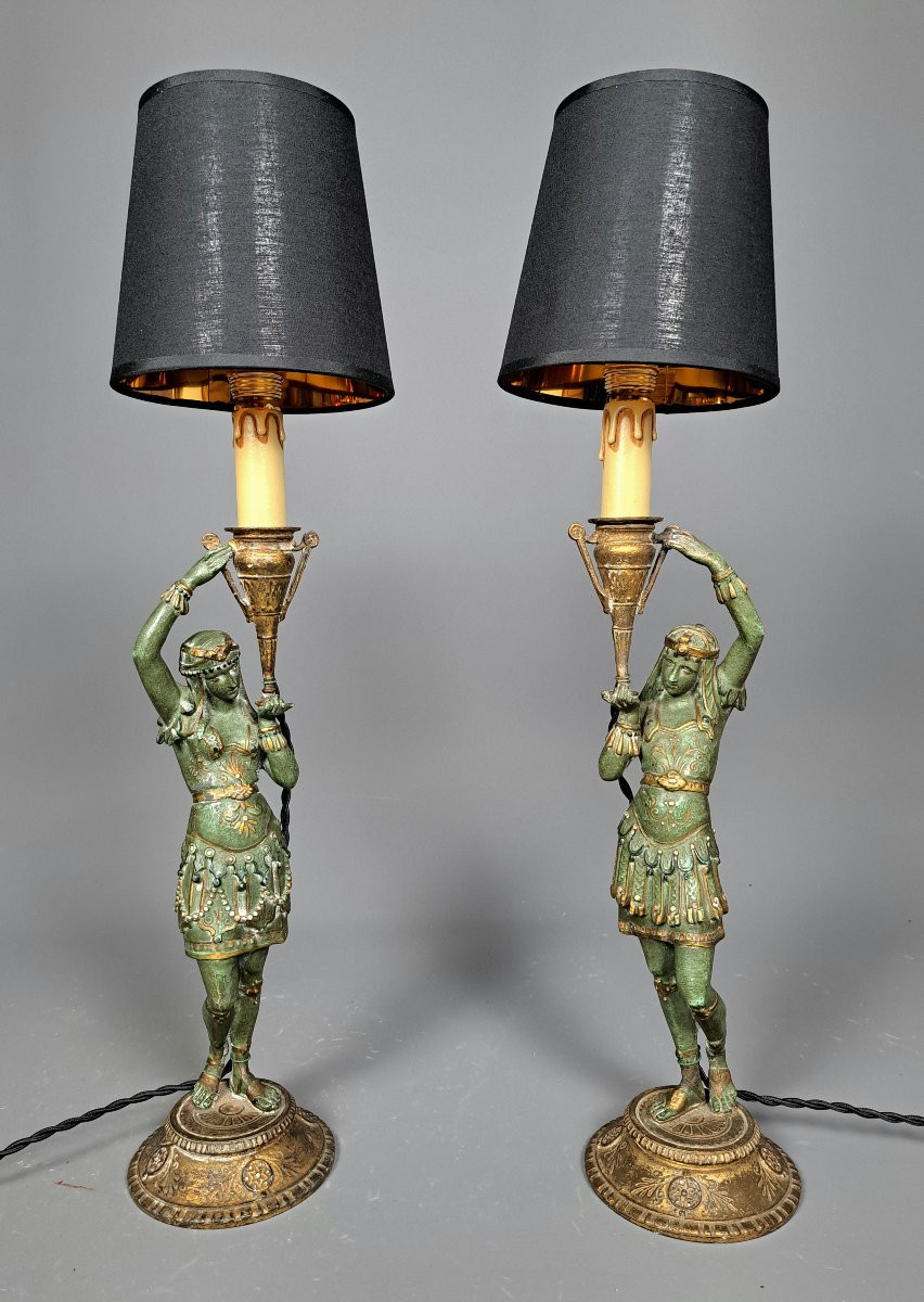 Paire de lampes figurant des sujets féminins à l'égyptienne.-photo-3