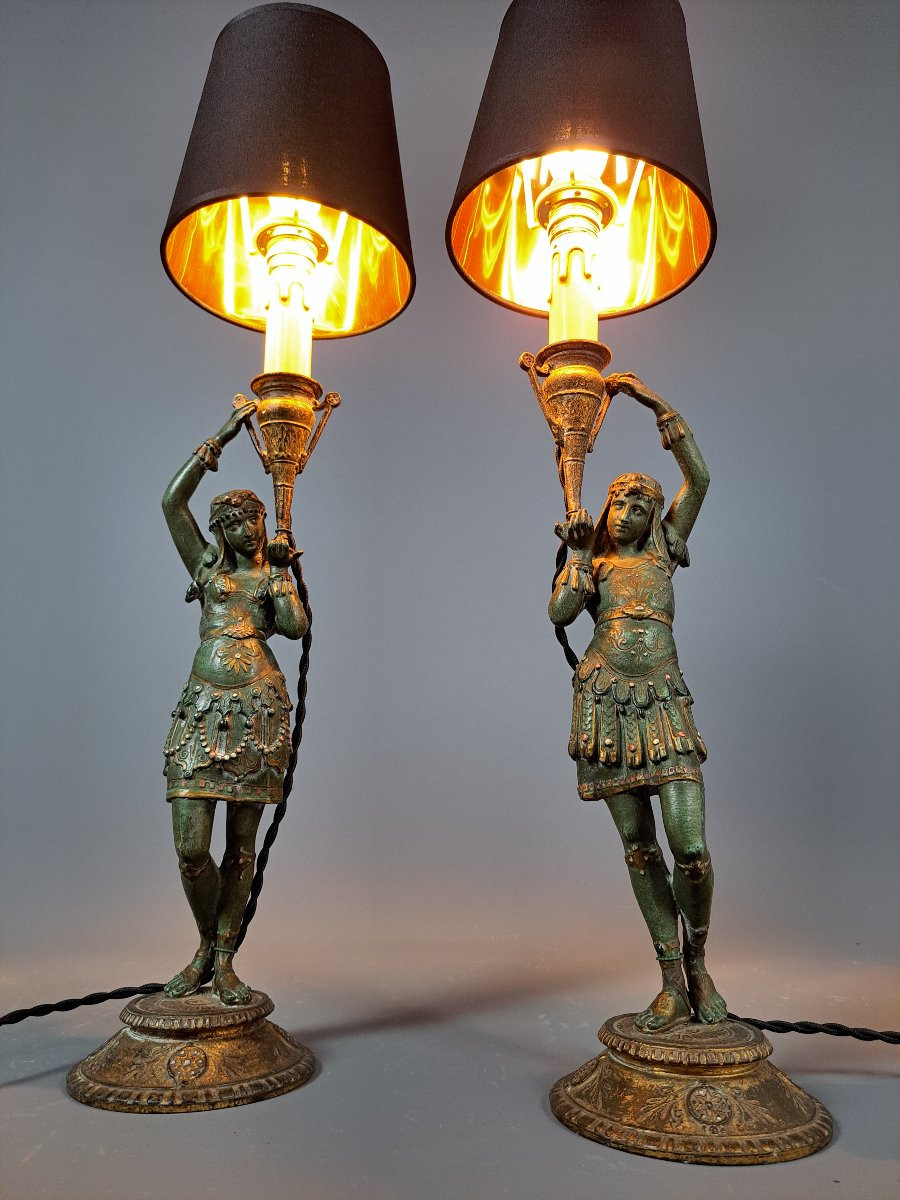 Paire de lampes figurant des sujets féminins à l'égyptienne.-photo-4