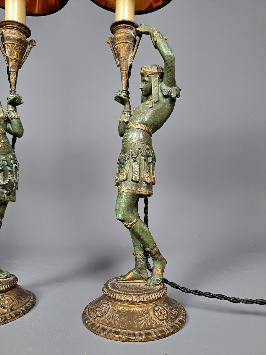Paire de lampes figurant des sujets féminins à l'égyptienne.-photo-1