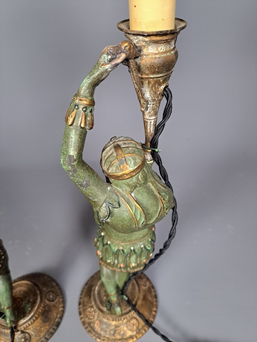 Paire de lampes figurant des sujets féminins à l'égyptienne.-photo-2