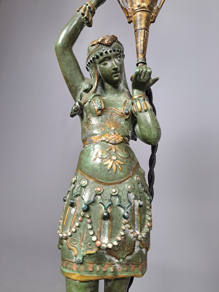 Paire de lampes figurant des sujets féminins à l'égyptienne.-photo-3