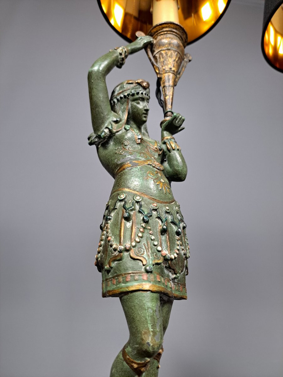 Paire de lampes figurant des sujets féminins à l'égyptienne.-photo-5
