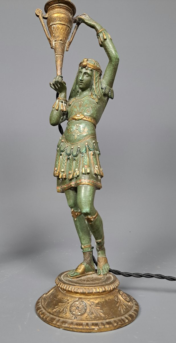Paire de lampes figurant des sujets féminins à l'égyptienne.-photo-7