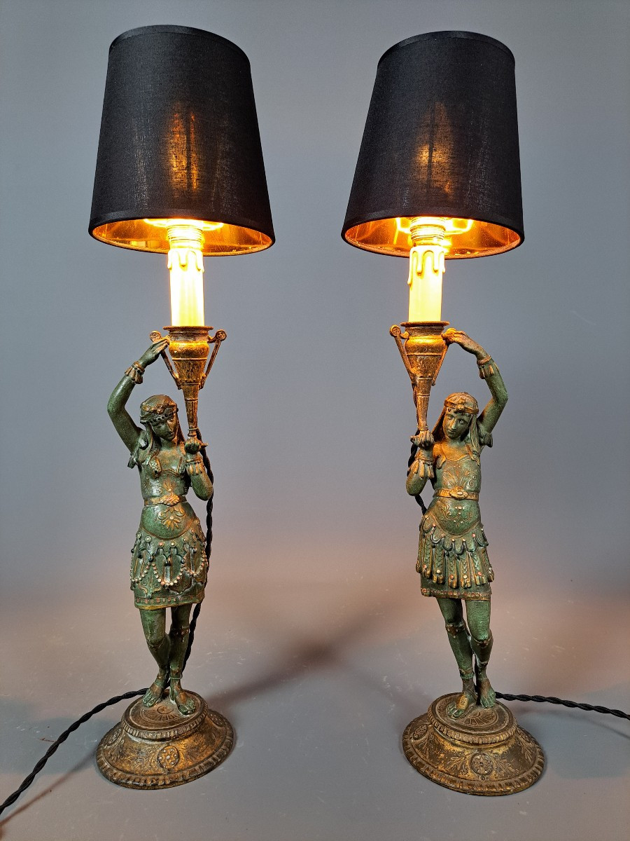 Paire de lampes figurant des sujets féminins à l'égyptienne.