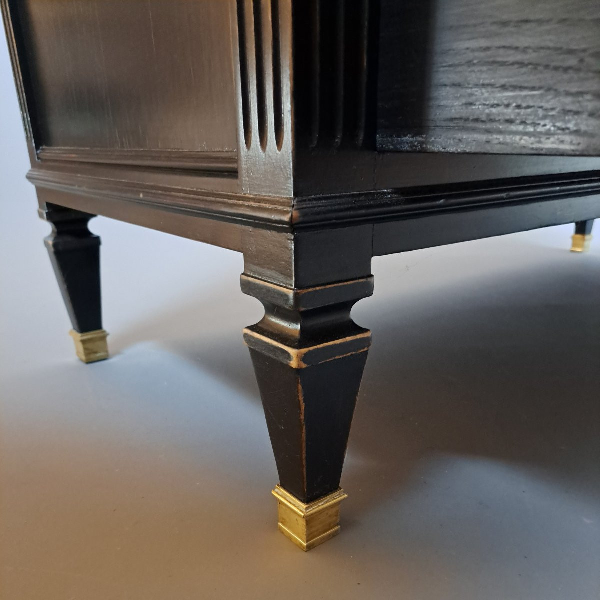 Commode de style Louis XVI, finition noire.-photo-3