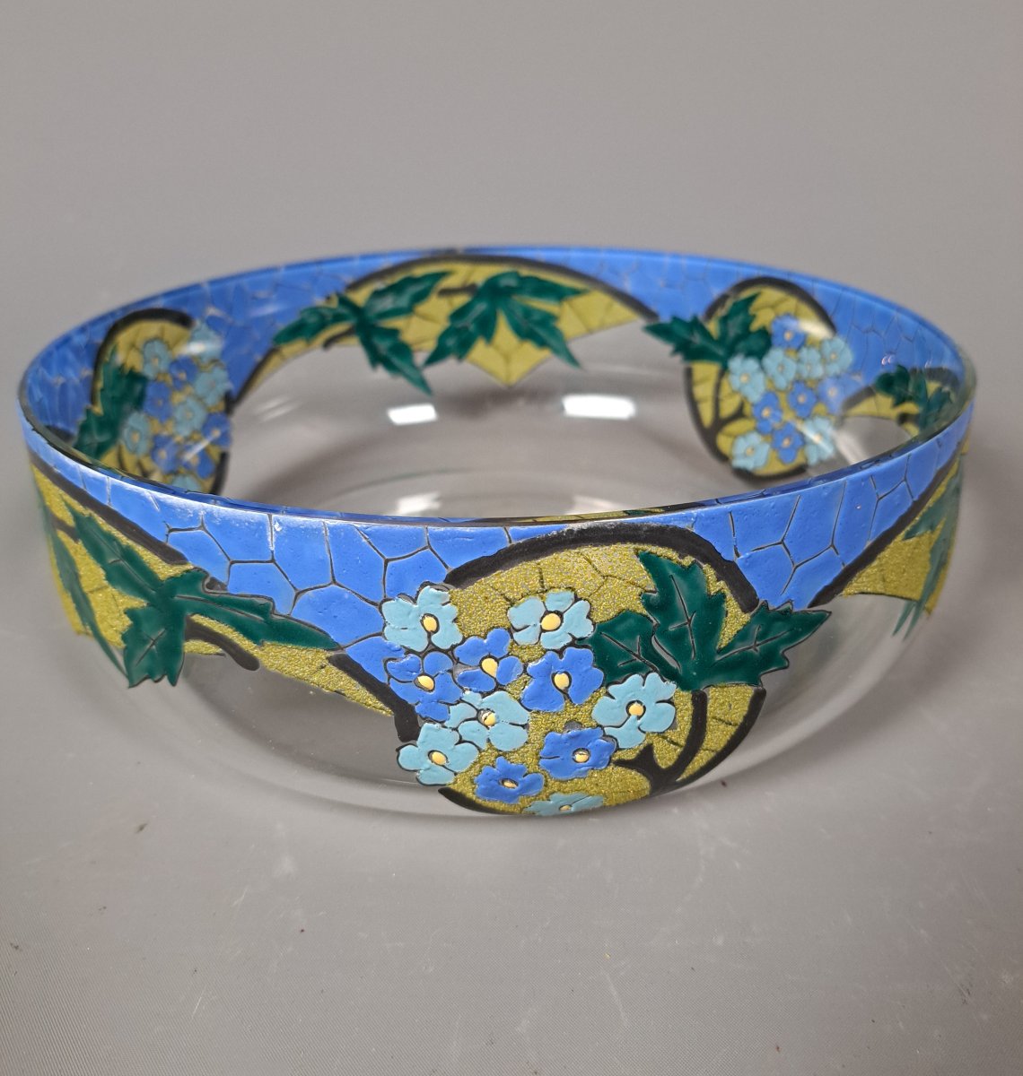 Coupe en verre Art Déco à décor émaillé, signée A. Mazoyer.