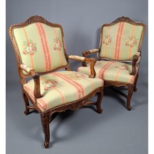 Paire de fauteuils de style régence à large dossier plat.
