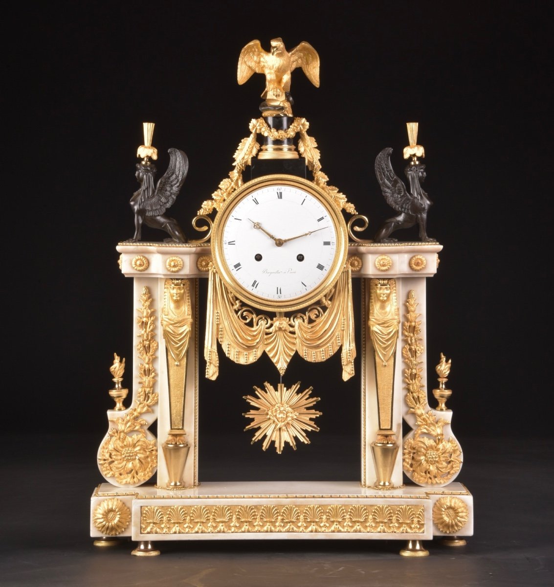 Une Grande Horloge Portique De Qualité Musée