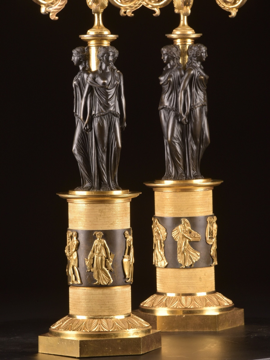 Une grande et rare paire de candélabres Empire en bronze à sept lumières avec trois gratiën -photo-2