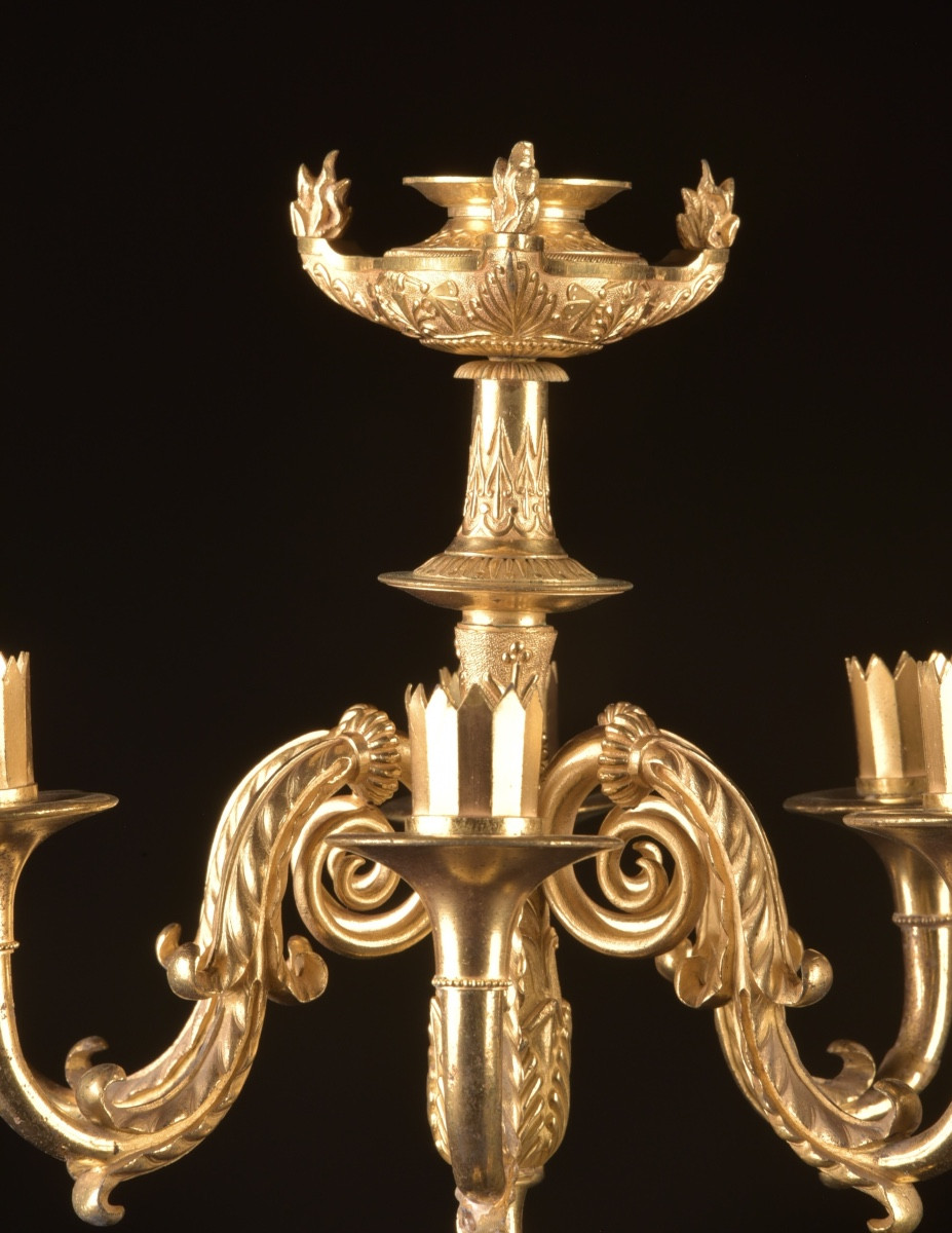 Une grande et rare paire de candélabres Empire en bronze à sept lumières avec trois gratiën -photo-3