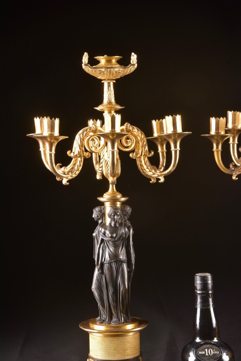 Une grande et rare paire de candélabres Empire en bronze à sept lumières avec trois gratiën -photo-1