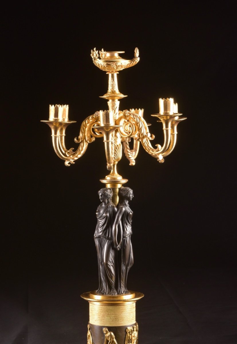 Une grande et rare paire de candélabres Empire en bronze à sept lumières avec trois gratiën -photo-2