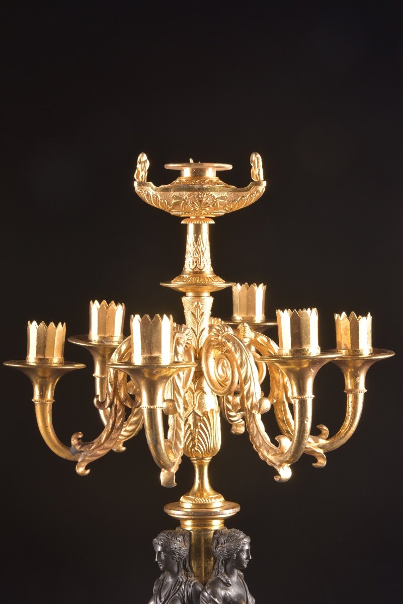 Une grande et rare paire de candélabres Empire en bronze à sept lumières avec trois gratiën -photo-8