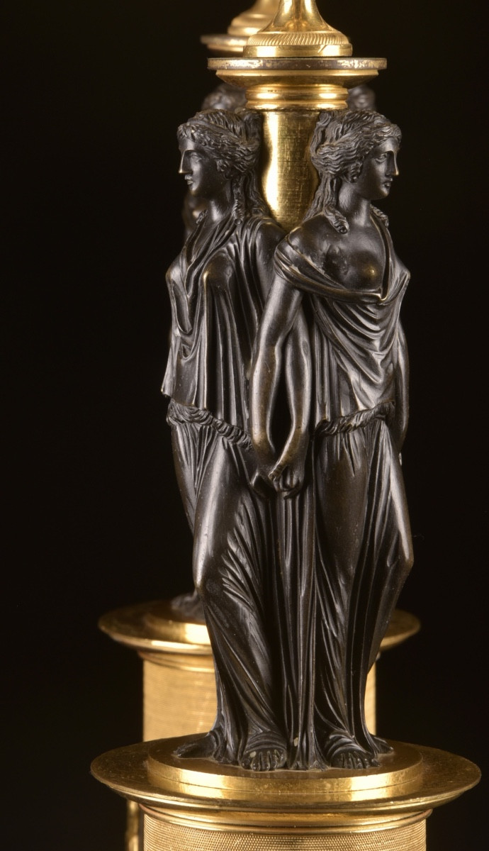 Une grande et rare paire de candélabres Empire en bronze à sept lumières avec trois gratiën -photo-1