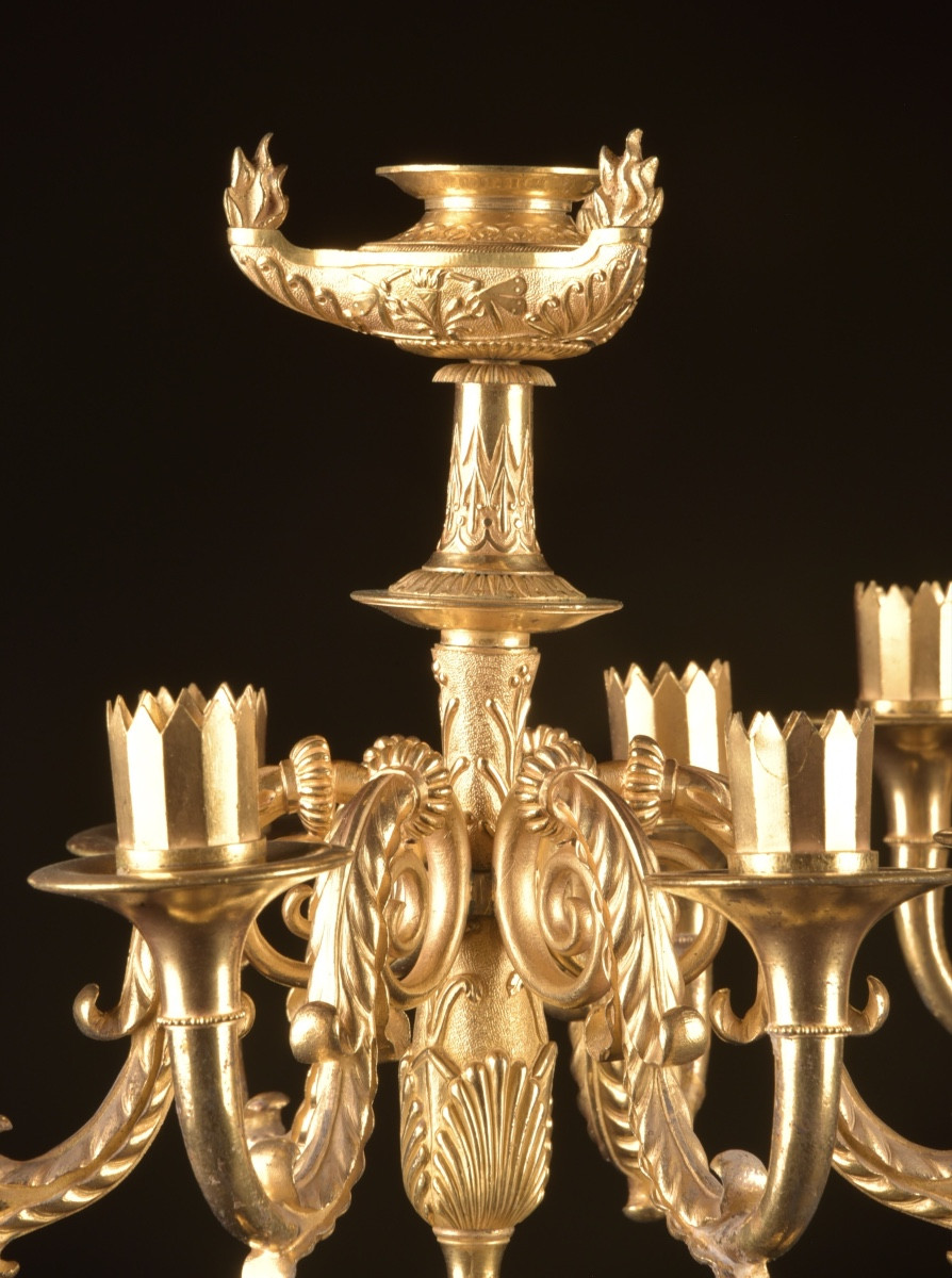 Une grande et rare paire de candélabres Empire en bronze à sept lumières avec trois gratiën -photo-2