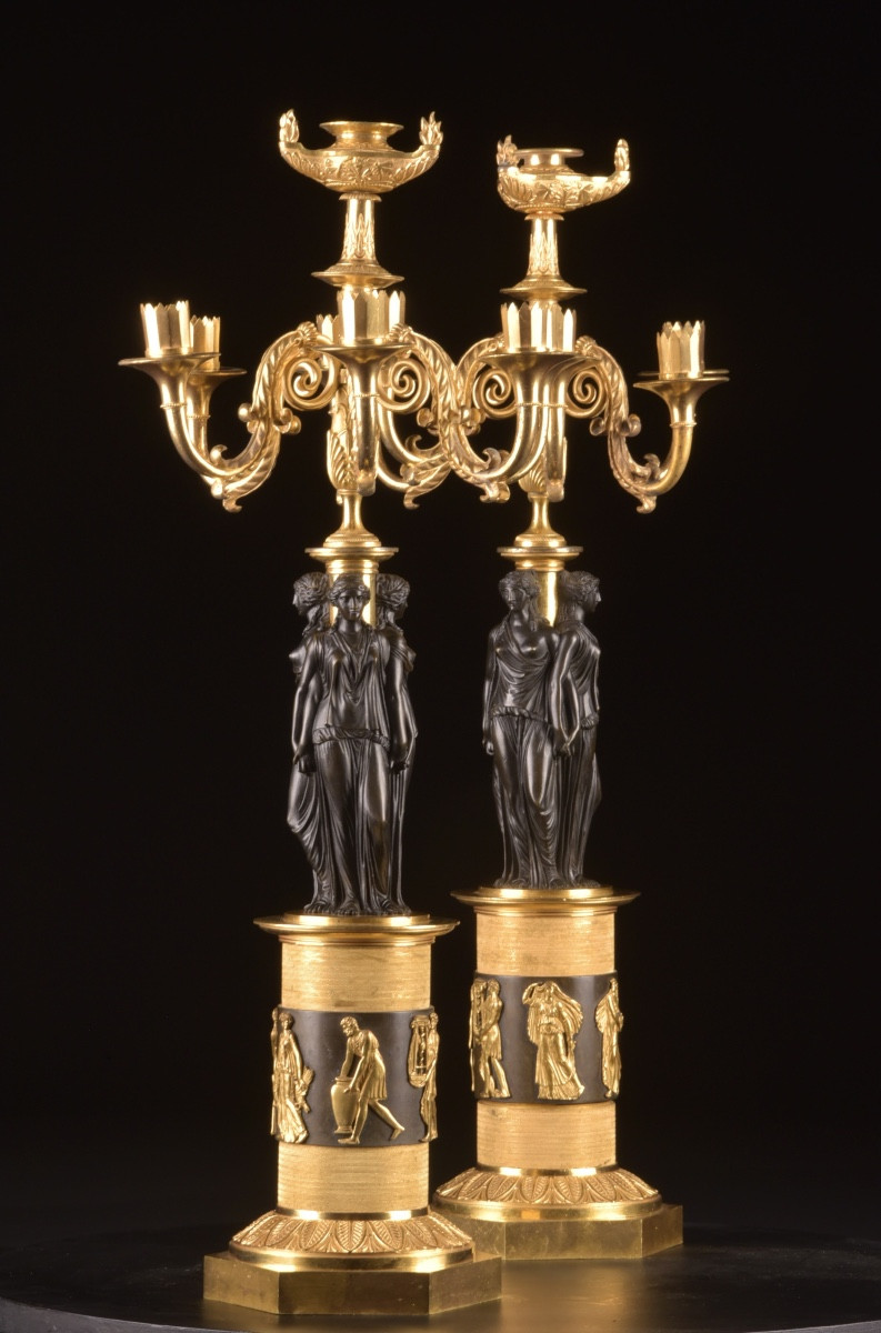 Une grande et rare paire de candélabres Empire en bronze à sept lumières avec trois gratiën -photo-3