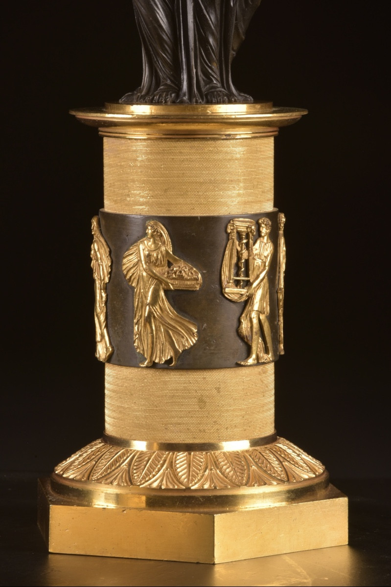 Une grande et rare paire de candélabres Empire en bronze à sept lumières avec trois gratiën -photo-6