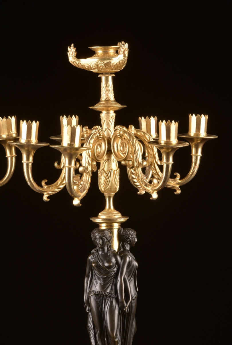 Une grande et rare paire de candélabres Empire en bronze à sept lumières avec trois gratiën -photo-7