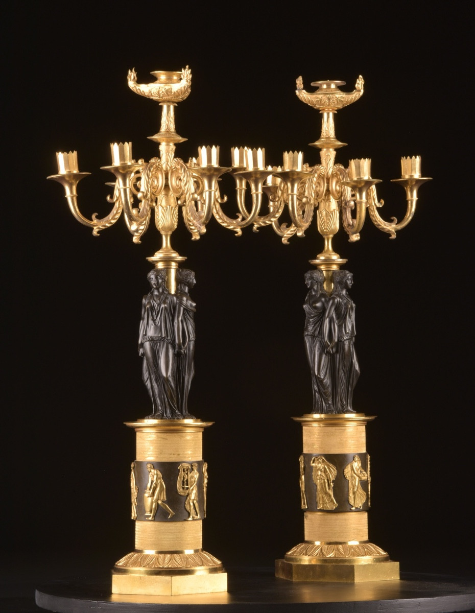 Une grande et rare paire de candélabres Empire en bronze à sept lumières avec trois gratiën 