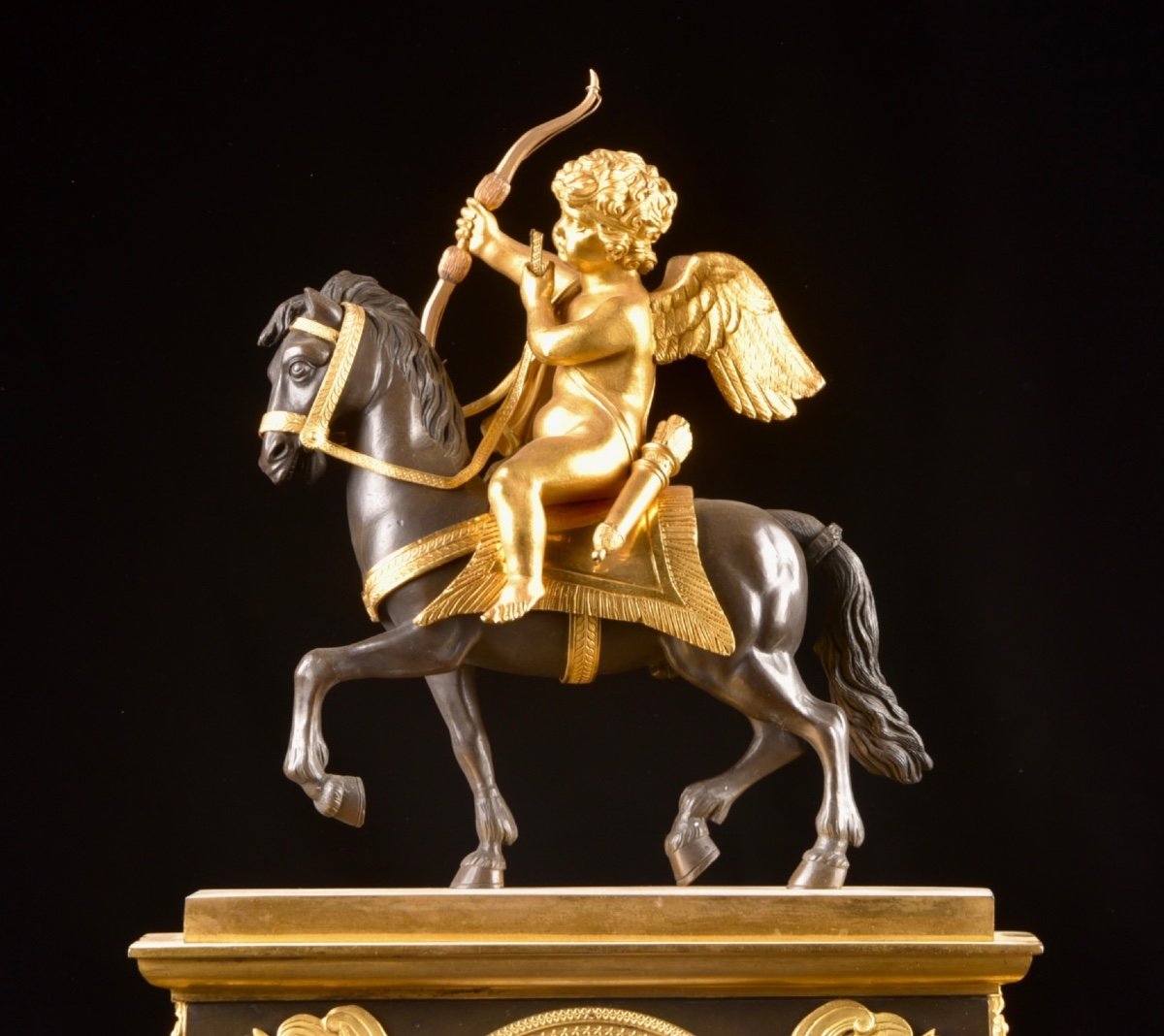 Cupidon à cheval, une pendule de cheminée en bronze doré Directoire-photo-4