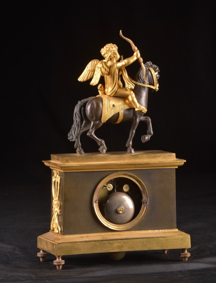 Cupidon à cheval, une pendule de cheminée en bronze doré Directoire-photo-1