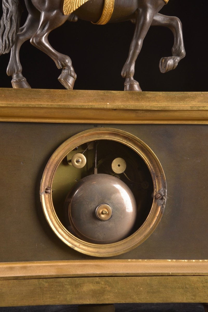 Cupidon à cheval, une pendule de cheminée en bronze doré Directoire-photo-3