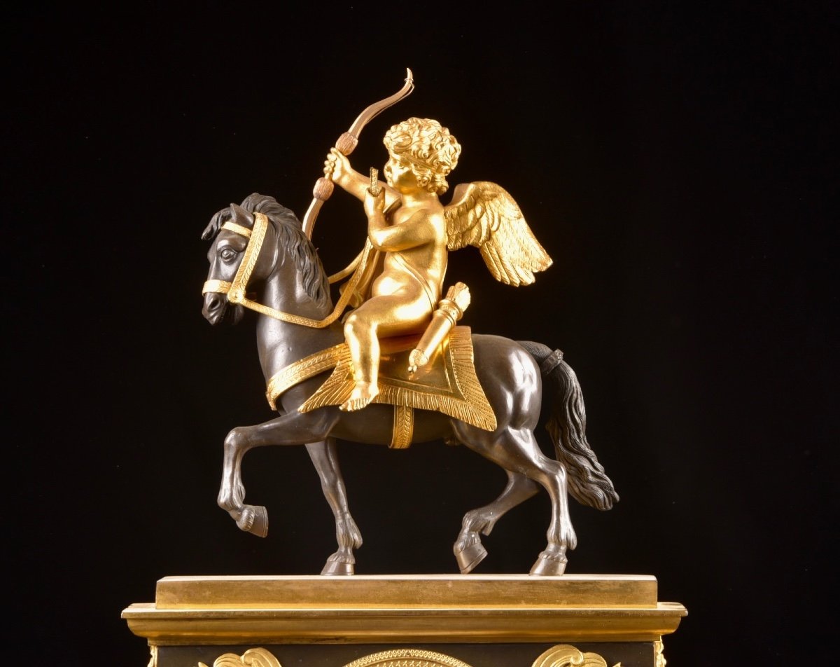Cupidon à cheval, une pendule de cheminée en bronze doré Directoire-photo-7