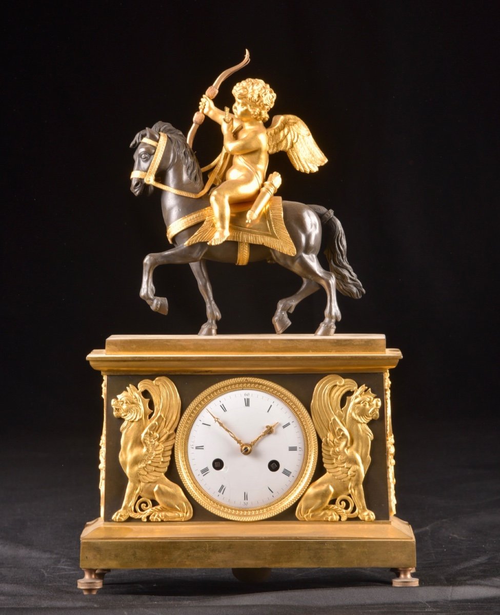 Cupidon à cheval, une pendule de cheminée en bronze doré Directoire