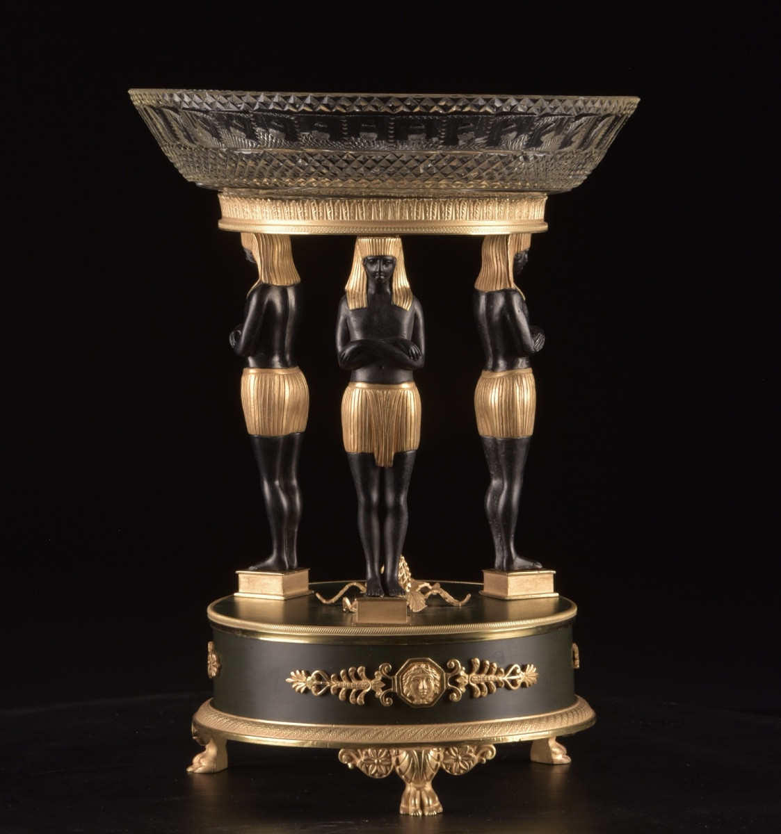 Centre de table Empire / Restauration avec cariatides patinées et coupe en verre taillé -photo-4