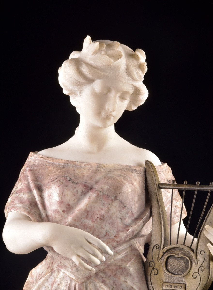 Figure en marbre sculpté d’une jeune femme à la lyre, signée Pugi-photo-2