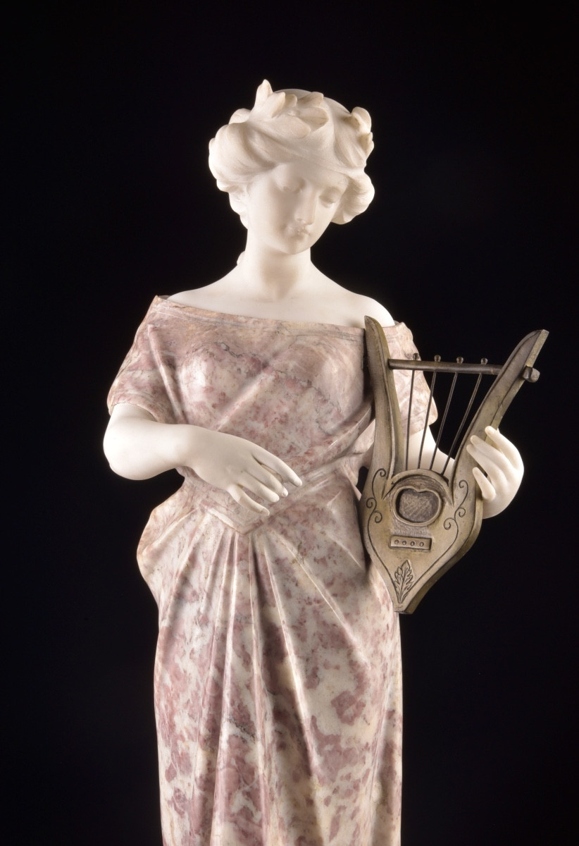 Figure en marbre sculpté d’une jeune femme à la lyre, signée Pugi-photo-3