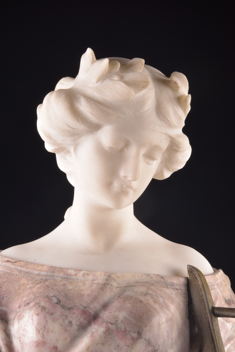 Figure en marbre sculpté d’une jeune femme à la lyre, signée Pugi-photo-4