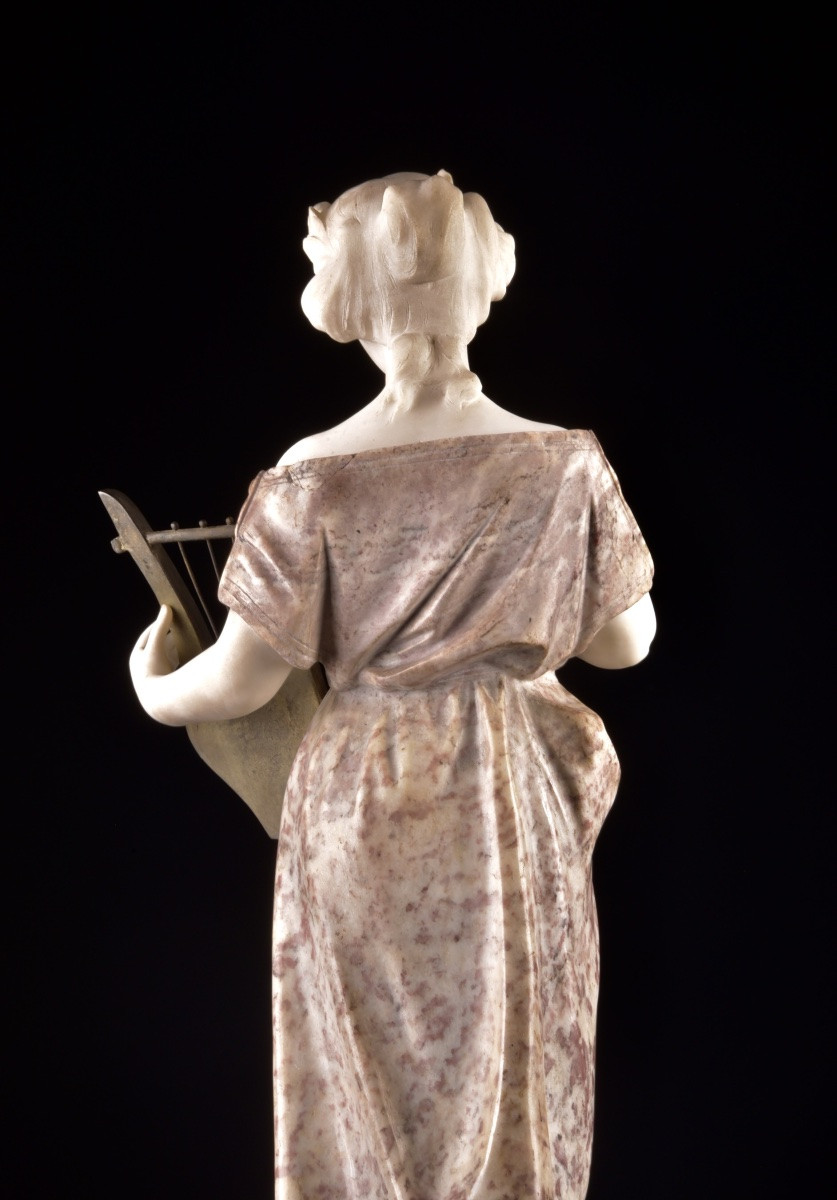 Figure en marbre sculpté d’une jeune femme à la lyre, signée Pugi-photo-4