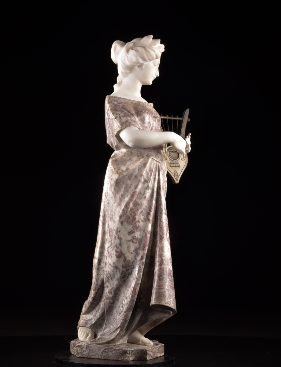 Figure en marbre sculpté d’une jeune femme à la lyre, signée Pugi-photo-5