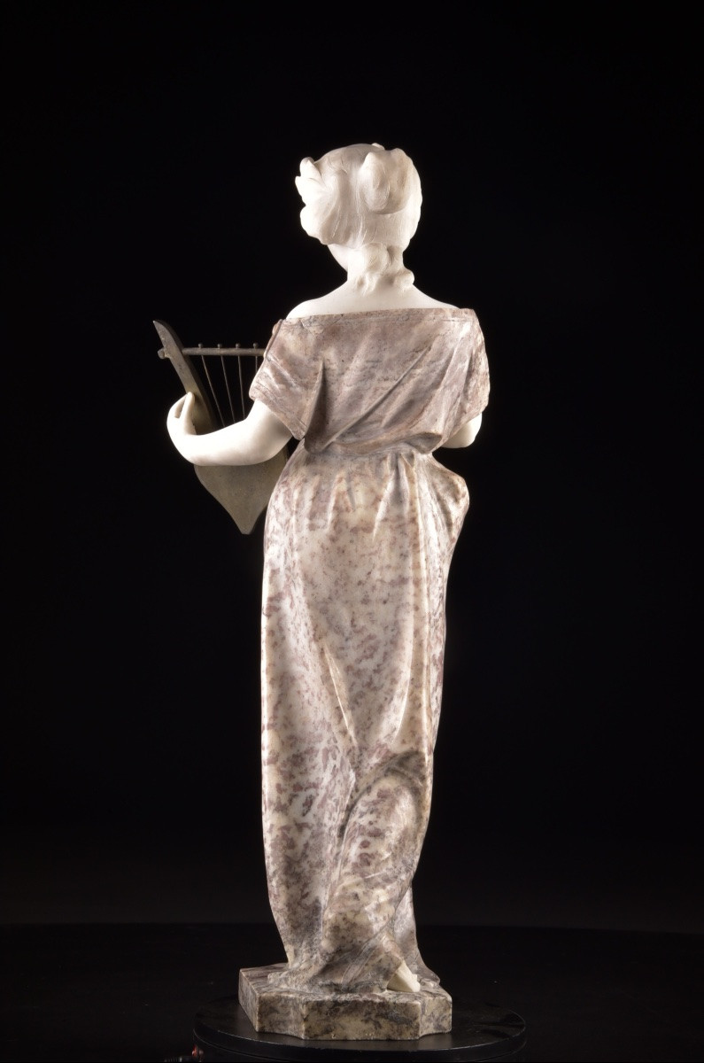 Figure en marbre sculpté d’une jeune femme à la lyre, signée Pugi-photo-6