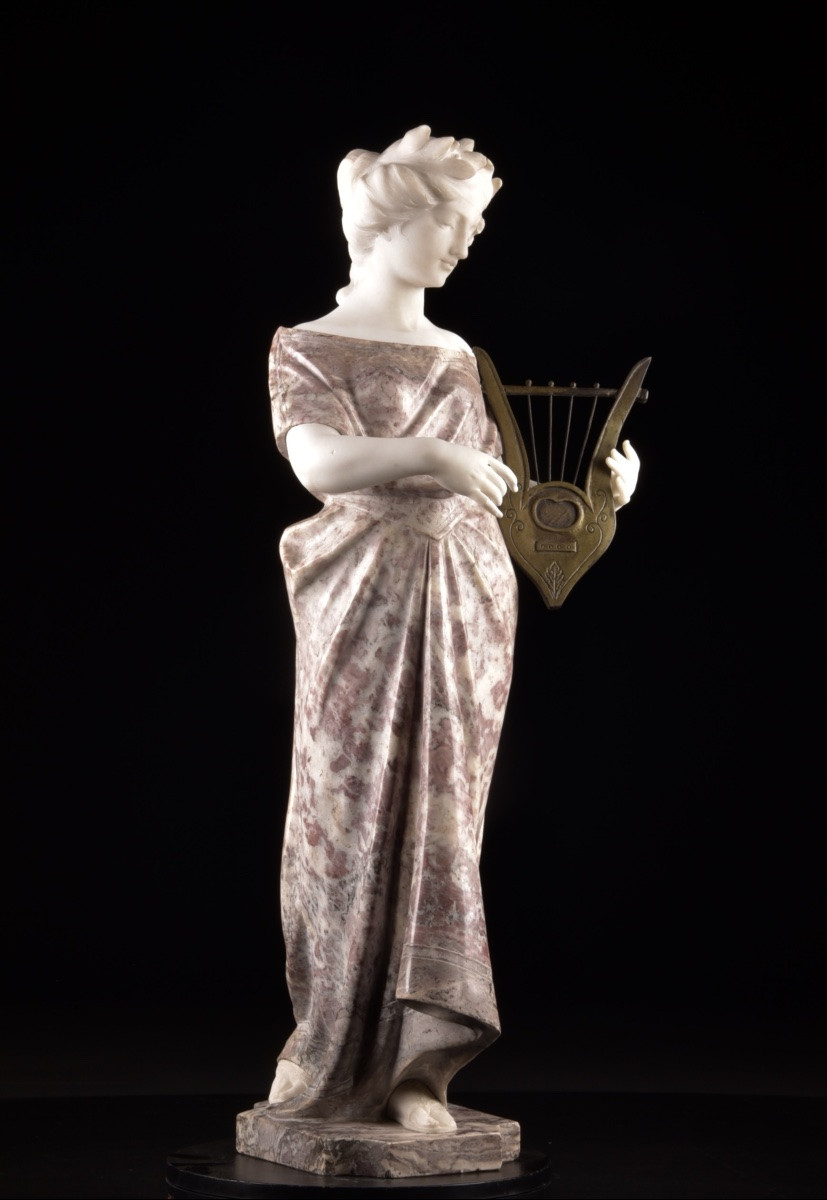 Figure en marbre sculpté d’une jeune femme à la lyre, signée Pugi-photo-7