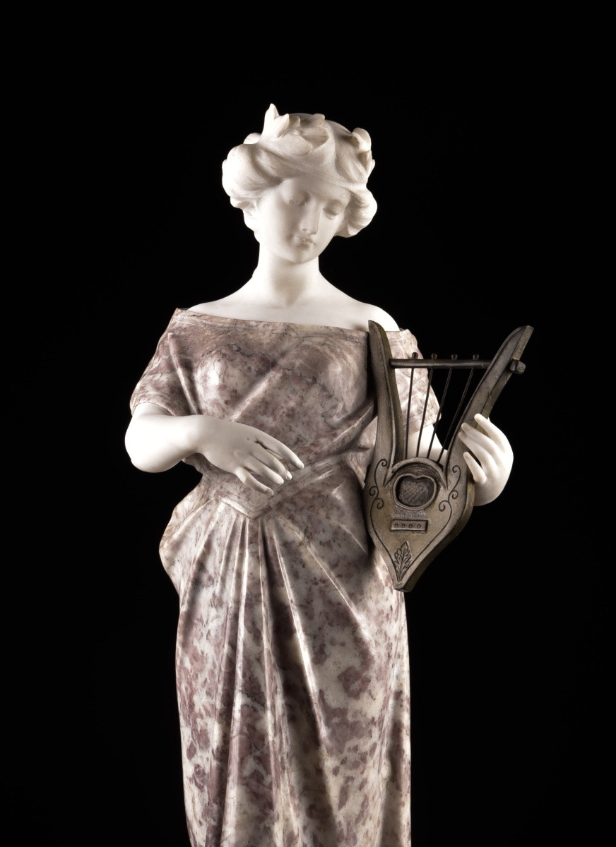 Figure en marbre sculpté d’une jeune femme à la lyre, signée Pugi-photo-8