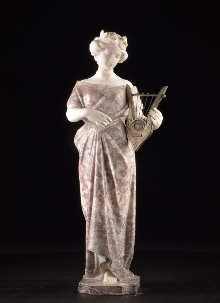 Figure en marbre sculpté d’une jeune femme à la lyre, signée Pugi